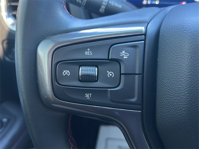 Chevrolet Suburban Vehicle Full-screen Gallery Image 18