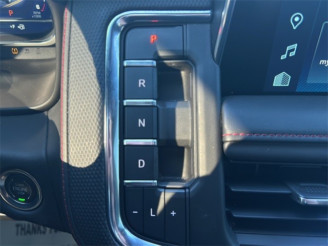 Chevrolet Suburban Vehicle Full-screen Gallery Image 22