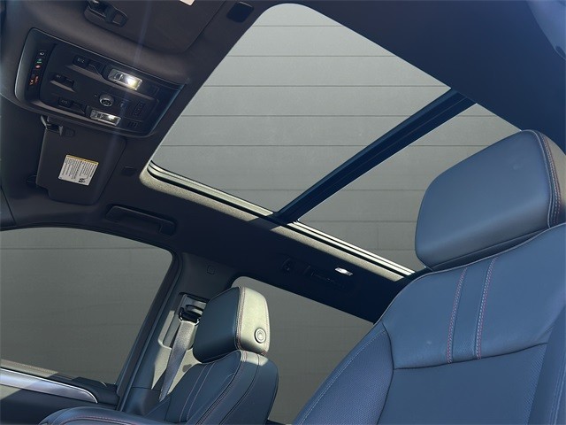 Chevrolet Suburban Vehicle Full-screen Gallery Image 24