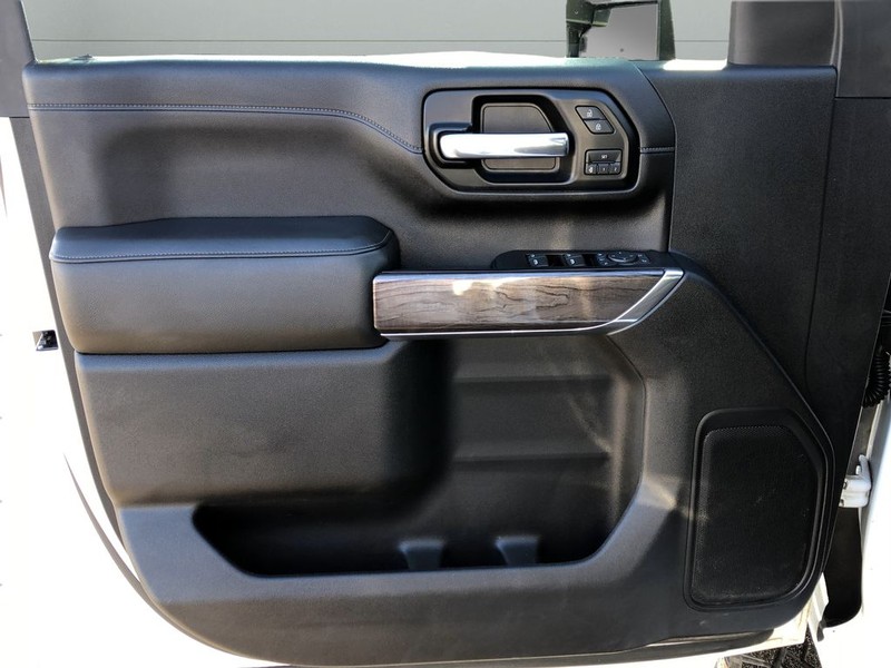 Chevrolet Silverado 2500HD Vehicle Full-screen Gallery Image 11