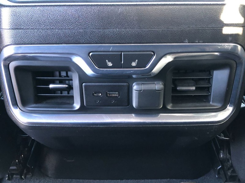 Chevrolet Silverado 2500HD Vehicle Full-screen Gallery Image 17