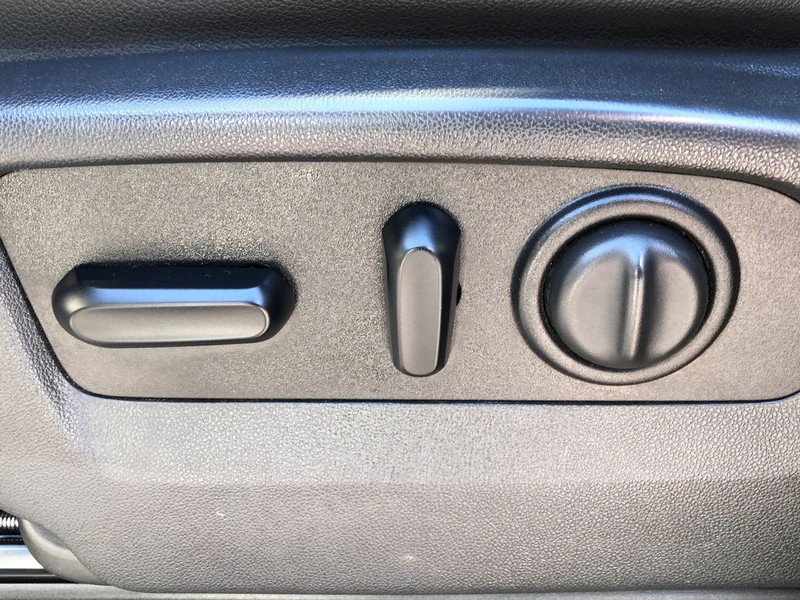 Chevrolet Silverado 2500HD Vehicle Full-screen Gallery Image 27