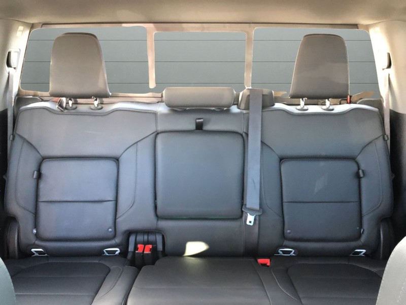 Chevrolet Silverado 2500HD Vehicle Full-screen Gallery Image 28