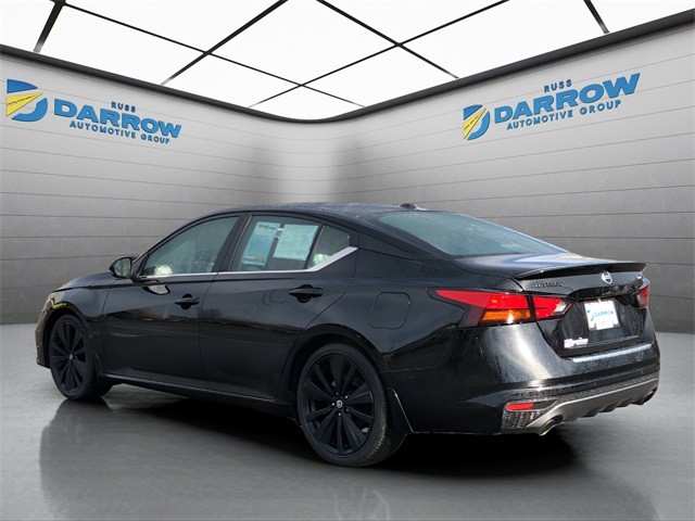 Nissan Altima Vehicle Full-screen Gallery Image 3