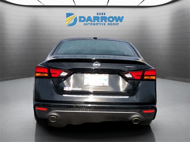 Nissan Altima Vehicle Full-screen Gallery Image 4