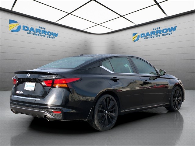 Nissan Altima Vehicle Full-screen Gallery Image 5