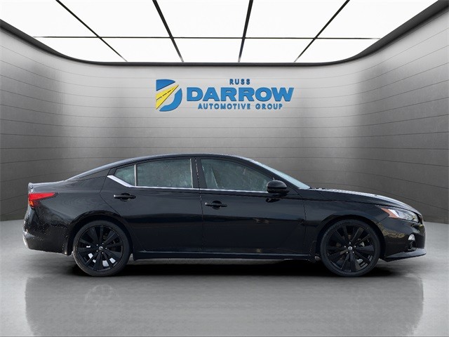 Nissan Altima Vehicle Full-screen Gallery Image 6