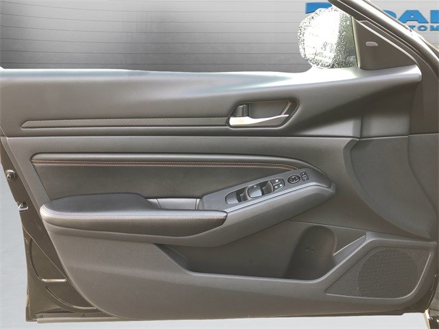 Nissan Altima Vehicle Full-screen Gallery Image 11