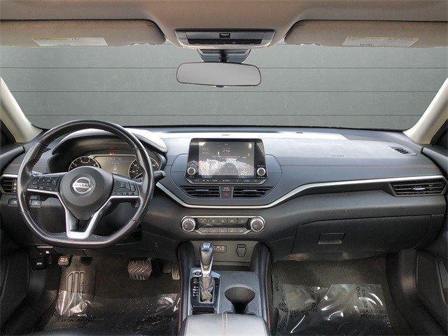 Nissan Altima Vehicle Full-screen Gallery Image 12