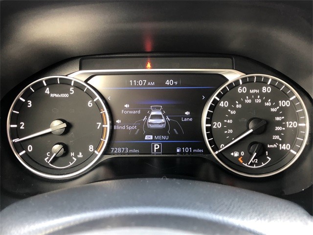 Nissan Altima Vehicle Full-screen Gallery Image 13