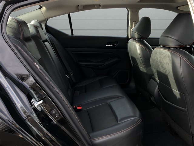 Nissan Altima Vehicle Full-screen Gallery Image 14