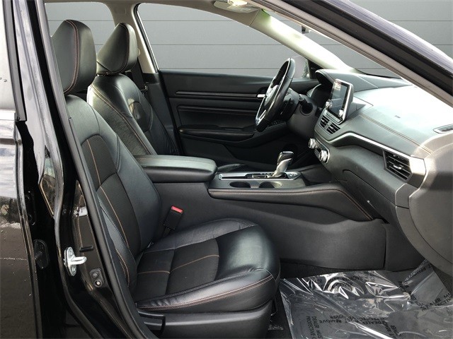 Nissan Altima Vehicle Full-screen Gallery Image 15