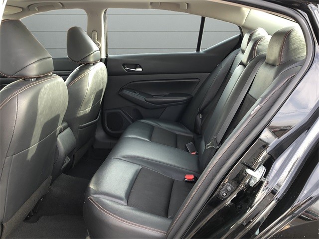 Nissan Altima Vehicle Full-screen Gallery Image 17