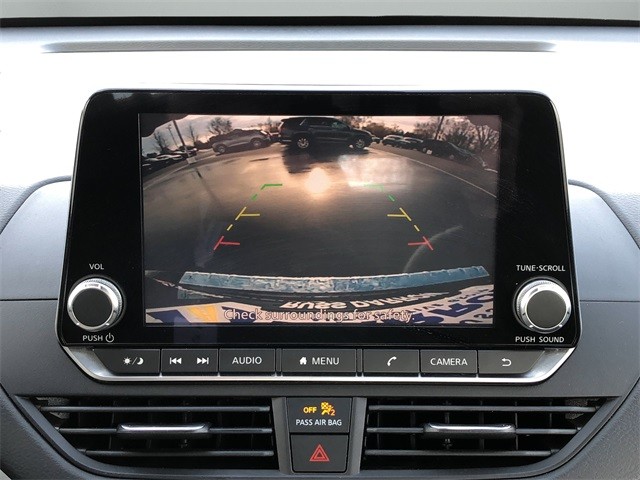 Nissan Altima Vehicle Full-screen Gallery Image 23