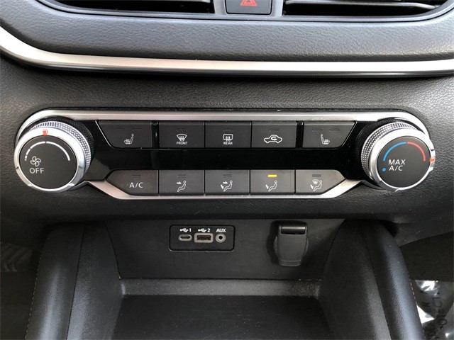 Nissan Altima Vehicle Full-screen Gallery Image 26