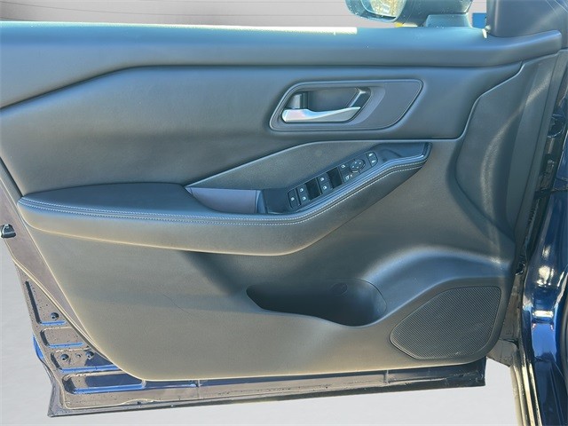 Nissan Rogue Vehicle Full-screen Gallery Image 9