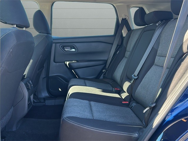 Nissan Rogue Vehicle Full-screen Gallery Image 11