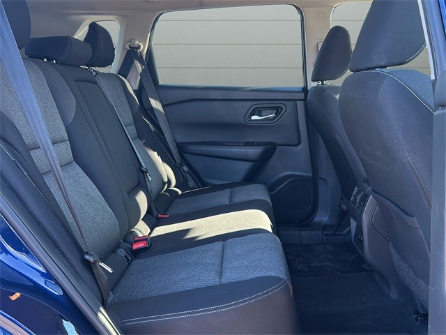 Nissan Rogue Vehicle Full-screen Gallery Image 13