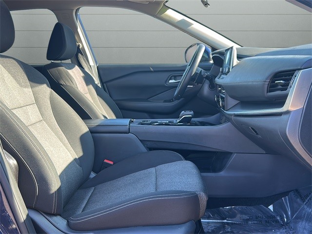 Nissan Rogue Vehicle Full-screen Gallery Image 14