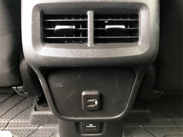 Chevrolet Equinox Vehicle Full-screen Gallery Image 17