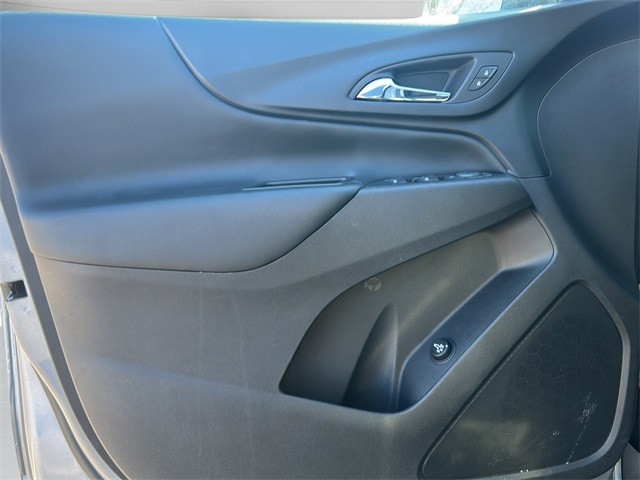 Chevrolet Equinox Vehicle Full-screen Gallery Image 9