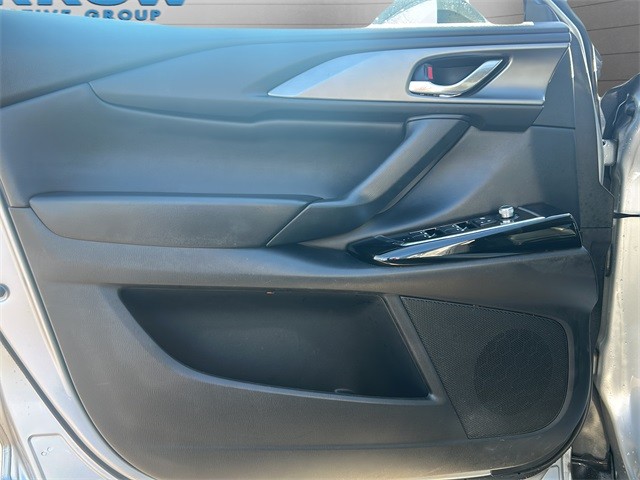 Mazda CX-9 Vehicle Full-screen Gallery Image 9