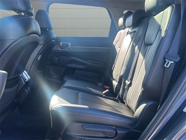 Kia Sorento Vehicle Full-screen Gallery Image 11