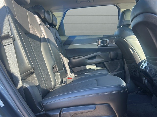 Kia Sorento Vehicle Full-screen Gallery Image 13