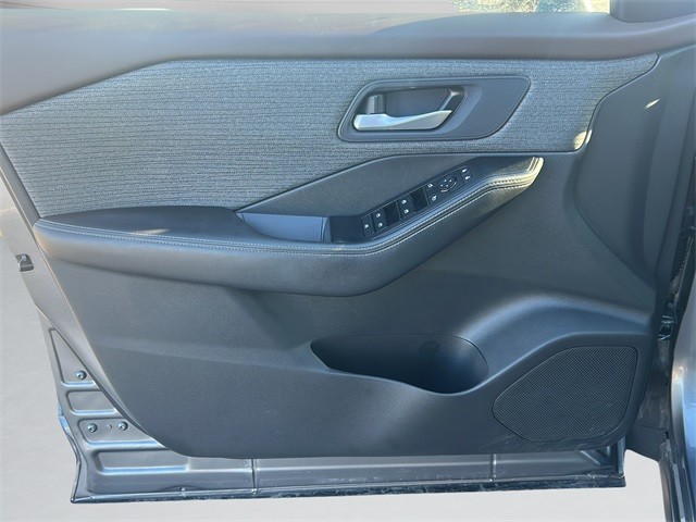 Nissan Rogue Vehicle Full-screen Gallery Image 9