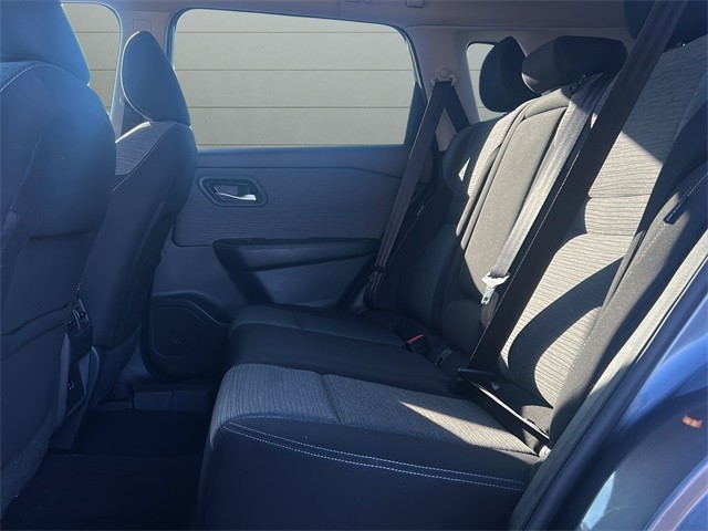 Nissan Rogue Vehicle Full-screen Gallery Image 11