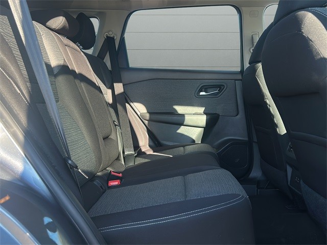 Nissan Rogue Vehicle Full-screen Gallery Image 13