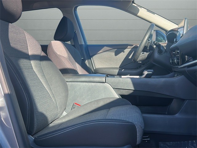 Nissan Rogue Vehicle Full-screen Gallery Image 14