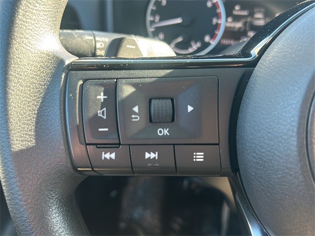 Nissan Rogue Vehicle Full-screen Gallery Image 16