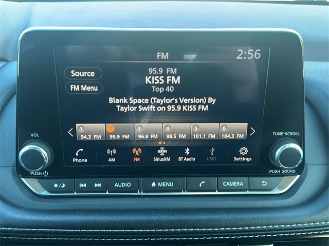 Nissan Rogue Vehicle Full-screen Gallery Image 19