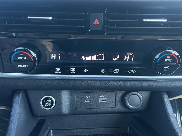 Nissan Rogue Vehicle Full-screen Gallery Image 20