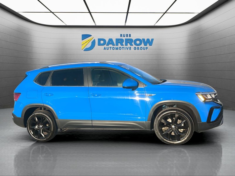 Volkswagen Taos Vehicle Full-screen Gallery Image 6