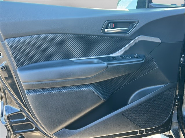 Toyota C-HR Vehicle Full-screen Gallery Image 9