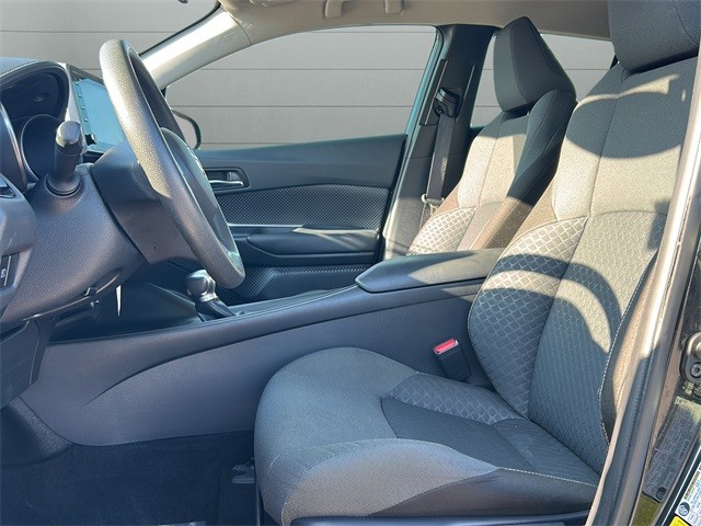 Toyota C-HR Vehicle Full-screen Gallery Image 10