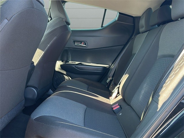 Toyota C-HR Vehicle Full-screen Gallery Image 11