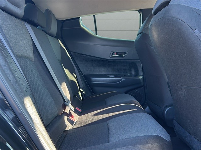 Toyota C-HR Vehicle Full-screen Gallery Image 13