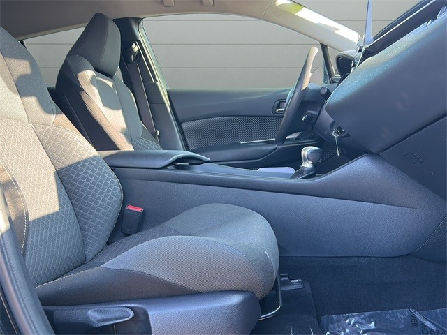 Toyota C-HR Vehicle Full-screen Gallery Image 14