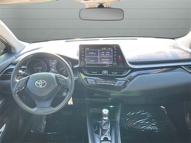 Toyota C-HR Vehicle Full-screen Gallery Image 15