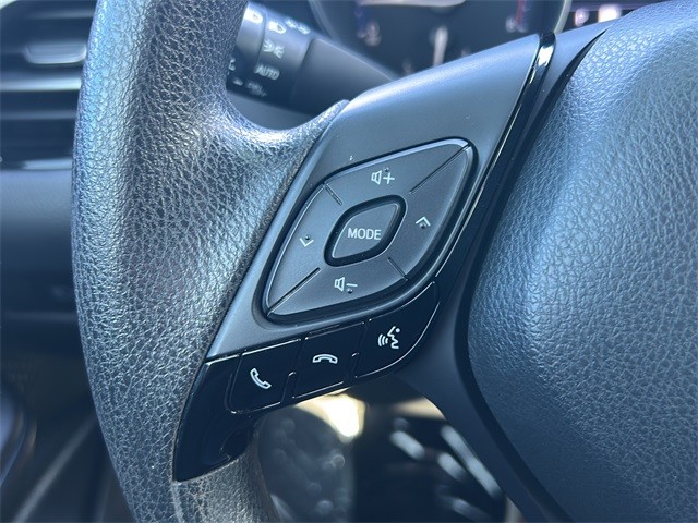 Toyota C-HR Vehicle Full-screen Gallery Image 16