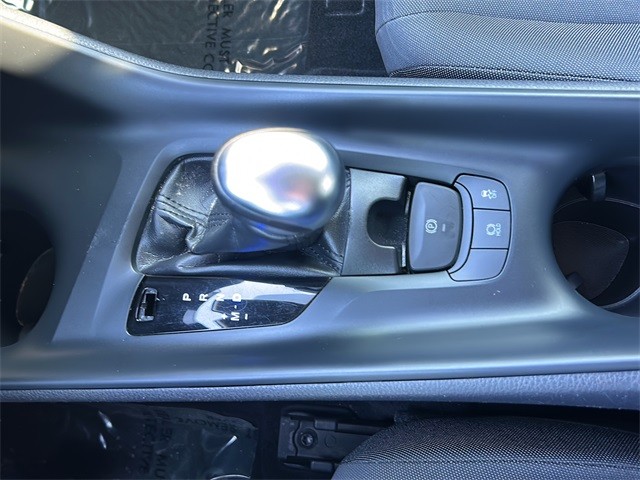 Toyota C-HR Vehicle Full-screen Gallery Image 21