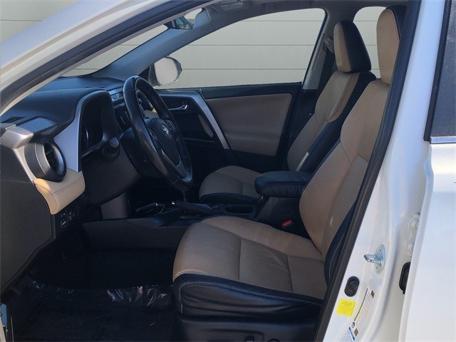 Toyota RAV4 Hybrid Vehicle Full-screen Gallery Image 10