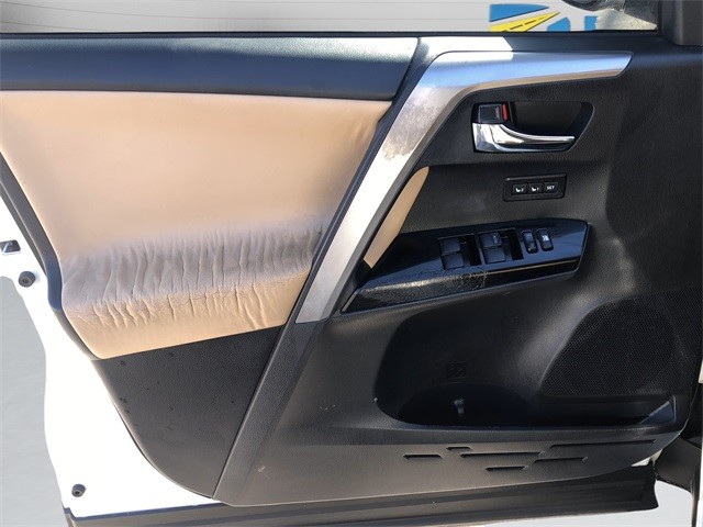 Toyota RAV4 Hybrid Vehicle Full-screen Gallery Image 11