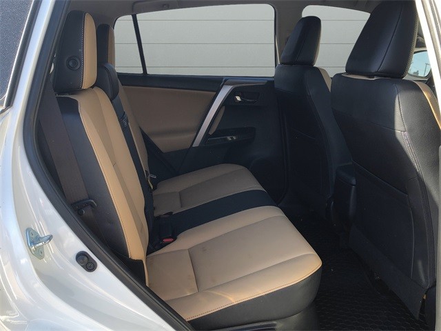 Toyota RAV4 Hybrid Vehicle Full-screen Gallery Image 14