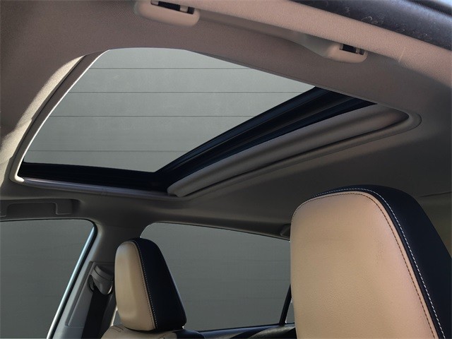 Toyota RAV4 Hybrid Vehicle Full-screen Gallery Image 16