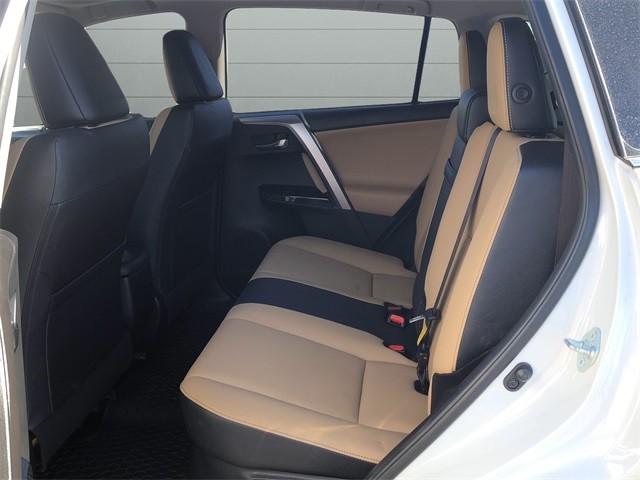 Toyota RAV4 Hybrid Vehicle Full-screen Gallery Image 17