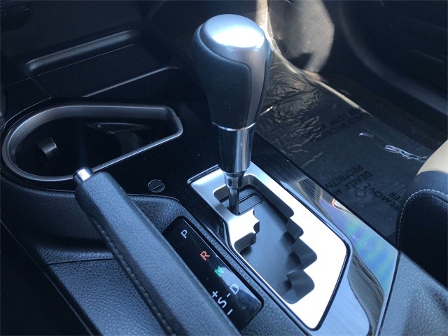 Toyota RAV4 Hybrid Vehicle Full-screen Gallery Image 25